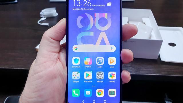 <b>Huawei Nova 5T: Conectivitate de flagship, sărim de 200 Mbps lejer</b>Huawei Nova 5T este un telefon cum se cere, dual SIM, cu slot-uri nano SIM şi cele două microfoane clasice la bord (sus şi jos). Are şi port USB-C 2.0, dar nu are jack audio, compensat de oferirea unui adaptor de la USB-C la conector de 3.5 mm la pachet. 