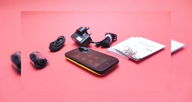 <b>Nokia Lumia 710 Unboxing - scoatem din cutie "frățiorul" Windows Phone al lui Lumia 800 (Video)</b>După ce au trecut pe la noi prin redacție Nokia Lumia 800 și Nokia N9, e momentul să schimbăm designul unibody policarbonat cu unul mai puțin inedit, astfel că scoatem din cutie terminalul Nokia Lumia 710. Acesta rulează Windows Phone 7.5 Mango...