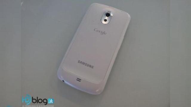 <b>Samsung Galaxy Nexus pe alb - imagini noi</b>Vă anunțam de această culoare pentru Galaxy Nexus din urmă cu câteva zile. Pe un blog din Italia au fost postate o serie de imagini cu terminalul și-l putem vedea în afară de imaginile de presă powered by Samsung. &nbsp; S-a mers pe ideea de la...