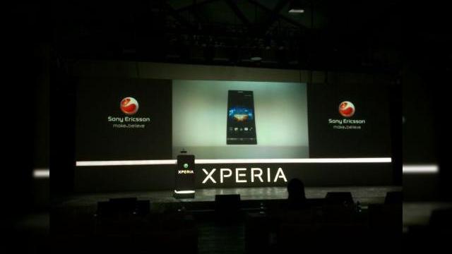 <b>Fotografii făcute cu Sony Xperia S</b>Un nou senzor foto și-a făcut loc în portofoliul Sony pe Xperia S și Xperia ion. Senzorul aduce 12 Megapixeli. Un număr similar are Nokia N8, dar diferă tehnologia adoptată. Aveți o serie de imagini mai jos făcute în cadrul târgului de...