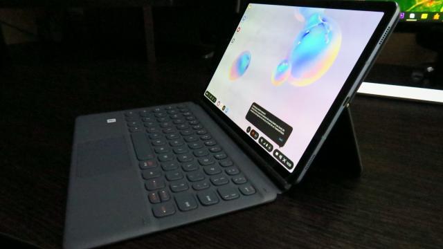 <b>Samsung Galaxy Tab S6: Display excelent pentru multimedia şi gaming</b>Samsung Galaxy Tab S6 vine cu un ecran aproape identic cu cel de pe Galaxy Tab S5e, dacă nu chiar acelaşi. E tot un panou de 10.5 inch Super AMOLED, cu rezoluţie generoasă de 2560 x 1600 pixeli. Are densitate de 287 ppi şi aflaţi mai jos cum ni s-a părut 