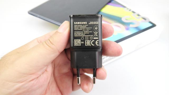 <b>Samsung Galaxy Tab S5e: Baterie la fel de mare ca la Tab S6, autonomie excelentă</b>Samsung Galaxy Tab S5e vine cu o baterie de 7040 mAh exact că Galaxy Tab S6, dar cu 260 mAh sub Galaxy Tab S4. Pe hârtie ni se promit 15 ore de playback video, 161 ore de playback audio şi 41 de ore de convorbiri 3G. Să vedem cum a stat la testele noastre