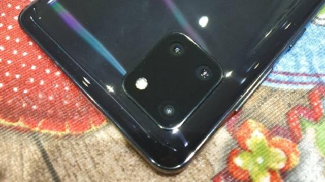 <b>Samsung Galaxy Note 10 Lite apare fotografiat în stare de funcționare și ar putea debuta din moment în moment</b>Primele zile ale anului 2020 ne aduc și leak-uri proaspete pentru Samsung Galaxy Note 10 Lite, phablet-ul "mai accesibil" ce ar putea debuta din moment în moment. După ce anterior priveam asupra unor randări