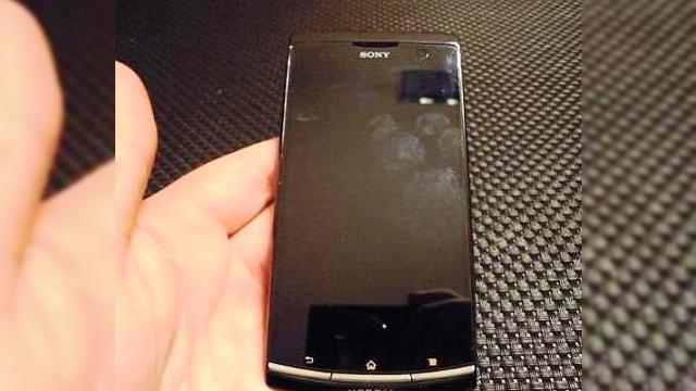 <b>Sony Xperia Nypon vine cu un display unic, super luminos?! Iată specificațiile sale și ale altor modele Xperia noi!</b>Sony pare a ne fi prezentat doar vârful iceberg-ului la CES 2012, doearece încep să apară zvonuri cu privire la noi terminale ale companiei asiatice. După ce am văzut un model cu Windows Phone sub formă de prototip ajuns pe web, astăzi ni se...