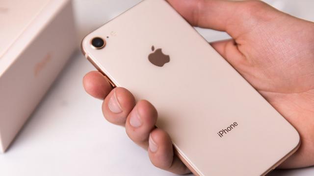 <b>Aşa numitul iPhone 9 ar sosi în două versiuni în 2020; Nume nou pentru iPhone SE 2?</b>Zvonurile despre iPhone SE 2 cred că au început să fie mai răspândite decât cele despre iPhone 12... Auzisem pe final de 2019 ca iPhone SE 2 ar putea să primească două variante, inclusiv una cu Plus în nume. Acum descoperim că terminalul se numeşte mai..