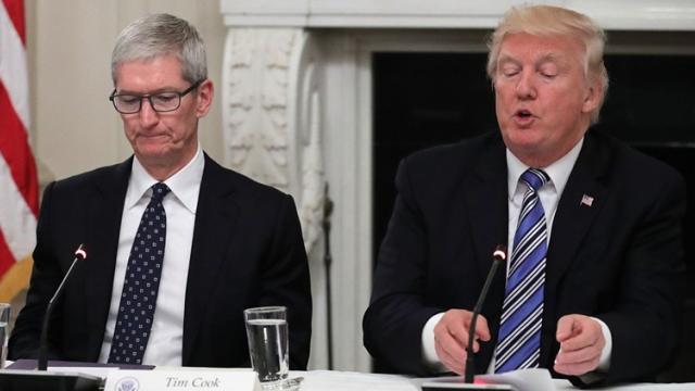 <b>Donald Trump atacă Apple pentru refuzul de a ajuta FBI în deblocarea iPhone-urilor folosite de teroriști </b>Ieri scriam că Apple iar are probleme cu FBI, refuzând să deblocheze iPhone-ul unui terorist. Un asemenea scandal a fost şi în 2016 şi până la urmă s-a apelat la hackeri israelieni pentru a rezolva tot