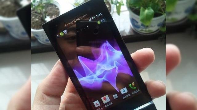 <b>Sony ST25i Kumquat surprins de cameră; a nu se confunda cu Nypon!</b>După scurgerea de informații care ne-a prezentat întreg portofoliul de telefoane Sony pe anul 2012 credeam că nimic nu ne va mai surprinde... Ei bine, iată că de această dată avem o imagine nouă cu unul dintre handseturile de pe listă. Este...
