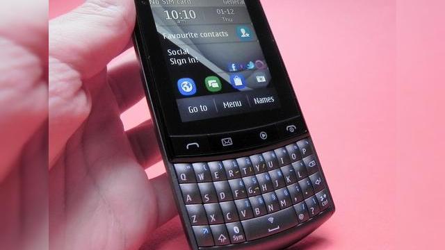 <b>Review Nokia Asha 303 - preț accesibil, Angry Birds, QWERTY și touch laolaltă (Video)</b>Odată cu intenția Nokia de a cuceri "următorul miliard de utilizatori" a venit și un trend de a crea telefoane low end care să vină cu funcții de smartphone. Astfel, să nu fiți surprinși dacă un telefon low end S40 are acum procesor de 1 GHz...