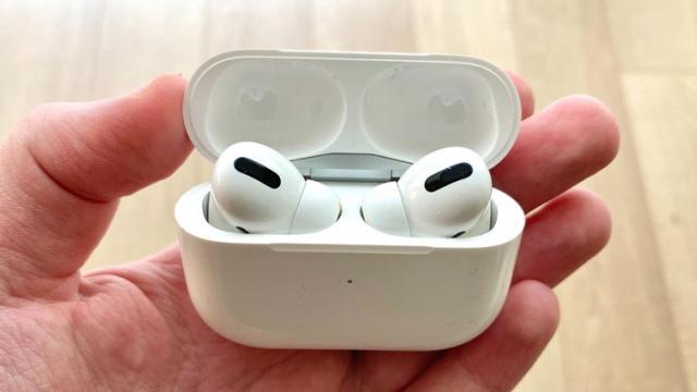 <b>Cea mai nouă modă din şcoli: copiii fac schimb de AirPods-uri şi folosesc text to speech pentru a vorbi în ore</b>Pe vremea mea la orele din şcoală se vorbea prin bilețele sau prin semne, eventual prin păsărească în generală. Acum elevii au găsit o nouă modalitate de a fenta eterna interdicţie "Linişte în clasă!"