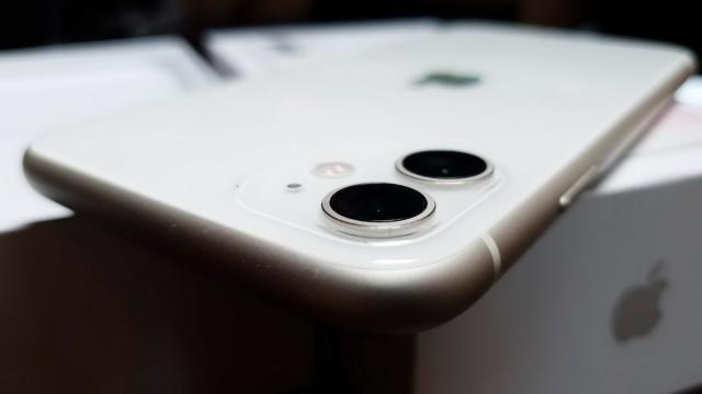 <b>Apple iPhone 11: Design frontal de XR, spate mai arătos decât la iPhone 11 Pro</b>Nimeni nu poate nega faptul că Apple ne livrează o construcţie premium pe telefoanele sale. Bendgate a dispărut şi avem o combinaţie de sticlă şi metal bine închegată. La ergonomie stăm bine când nu sărim de 200 de grame, iar iPhone 11 încă se ţine bine..