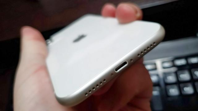 <b>Apple iPhone 11: Acustică bună de filme, muzică, jocuri</b>Apple iPhone 11 o fi cel mai ieftin iPhone lansat în 2019, dar nu face rabat la calitatea acustică. Are difuzoare stereo fix ca iPhone 11 Pro şi iPhone XR înaintea sa. Avem un difuzor jos şi apoi cel sus, cel pentru convorbiri îl completează.