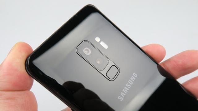 <b>Samsung Galaxy S9 are amânată actualizarea la Android 10 + One UI 2.0; Iată când va sosi</b>În vreme ce toată lumea vorbeşte numai despre Samsung Galaxy S20 şi noutăţile sale în aceste zile, unii se gândesc şi la telefoanele mai vechi şi la actualizările lor software. Posesorii de Galaxy S9