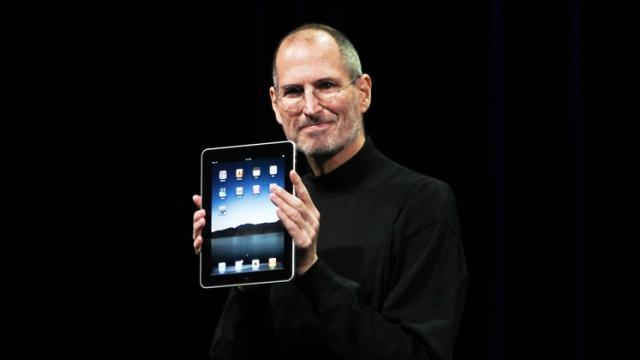 <b>Apple iPad împlineşte 10 ani astăzi; Iată momentul legendar când Steve Jobs a anunţat tableta (Video)</b>Chiar dacă tabletele nu mai sunt atât de populare cum erau acum jumătate de deceniu, la debut păreau să fie PC killerul şi laptop killerul definitiv. Au fost cumpărate în cantităţi uriaşe, dar au avut un ciclu de viaţă 