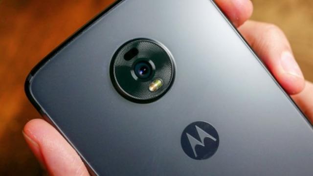 <b>Motorola Moto Z5 (XT2055-1) primește certificarea FCC și surprinde printr-o baterie generoasă de 5000 mAh</b>Între pregătirile pentru startul vânzărilor lui Moto RAZR 2019 și lansarea unui nou telefon cu stylus (Edge+), iată că Motorola lucrează și la un flagship. Această veste a fost recent descoperită în online iar acum