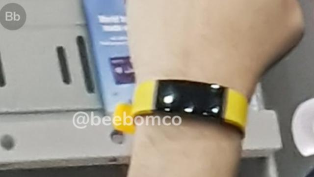 <b>Noua brățară fitness pregătită de Oppo sub branding Realme ni se prezintă într-o fotografie reală</b>Brandul Realme al celor de la Oppo este pe cale să își extindă portofoliul de produse și pregătește în momentul de față o primă brățară fitness. Nu avem prea multe detalii despre dotările pe care le va aduce 