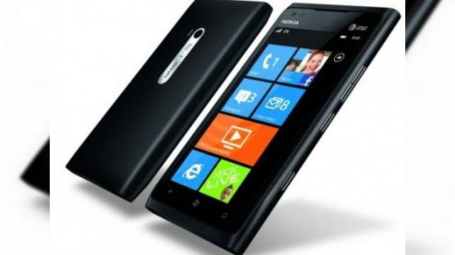 <b>Nokia Lumia 900 disponibil acum prin precomanda la magazinele Microsoft; Se vehiculează prețul de 100 de dolari cu abonament!</b>După cum probabil știți deja, Nokia Lumia 900 este văzut mai degrabă ca un model Windows Phone pentru americani, decât unul pentru europeni. Noi vom primi fie versiunea cu camera de 12 megapixeli despre care s-a vorbit la un moment, fie un Lumia 900...