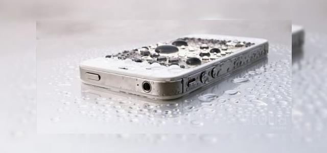 <b>Ce au În comun Samsung Galaxy S III și iPhone 5? Faptul că nu vor lua apă, mulțumită tehnologiei Liquipel</b>La CES 2012 a fost prezentată tehnologia Liquipel, un strat protector care acoperă perfect gadgeturile și le apară de contactul cu apa și cu lichidele în general. Ei bine, se pare că Samsung Galaxy S III și iPhone 5 ar urma să aibă parte de...