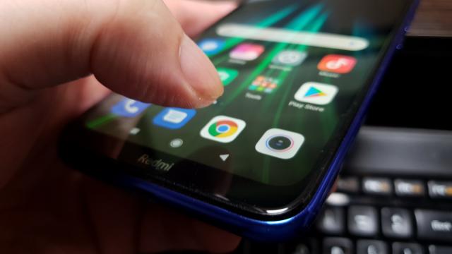 <b>Xiaomi Redmi Note 8T: OS, UI, aplicaţii - MIUI 11, Android 9.0, experienţa clasică Xiaomi</b>Xiaomi Redmi Note 8T vine cu un MIUI 11 bazat pe Android 9.0 Pie care arată cam aşa cum l-am lăsat şi pe alte telefoane Xiaomi testate de-a lungul anului. Pe cel mai din stânga homescreen găsim un agregator, cu scurtături, tool-uri, o aplicaţie de luat..