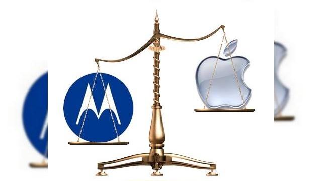 <b>Motorola vrea un procent din vânzările de iPhone-uri, În schimbul brevetelor utilizate</b>Duelul dintre Samsung și Apple a trecut acum în plan secund, deoarece Motorola a reușit în câteva zile ce n-a reușit Samsung în aproape 2 ani: interdicția, fie și pentru câteva ore a unor produse Apple. știți probabil deja că în această...