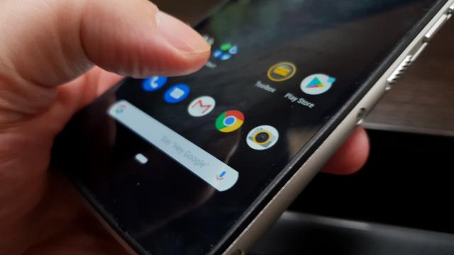 <b>CAT S52: Hardware midrange, dar învelişul e cel care contează</b>Telefoanele CAT nu şi-au propus să spargă normă la specificaţii, ci preferă să meargă pe un înveliş exterior dur şi dotările strict necesare pentru o utilizare matura, utilitara a telefonului. Fără gaming prea mult şi fără a pierde timp cu zeci de opţiuni