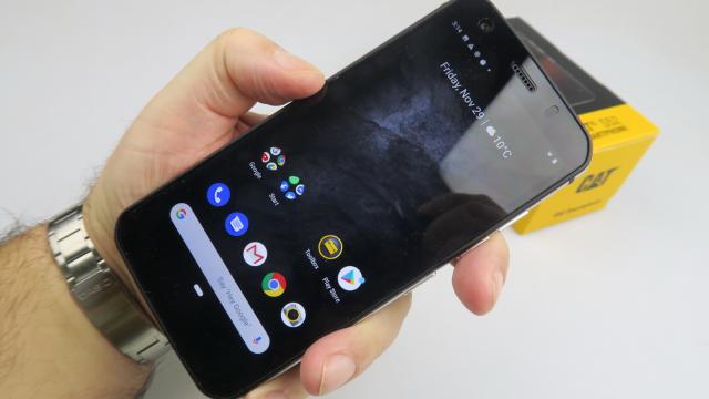 <b>CAT S52: OS, UI, aplicaţii stock în proporţie de 90% + masculinitate 10% prin Tools</b>CAT S52 rulează Android 9.0 Pie, într-o variantă apropiată de cea stock, de fapt fix cea stock, plus-minus 2-3 iconuri şi aplicaţii. Asta înseamnă că avem cel mai din stânga homescreen dediCAT  lui Google News, iar pentru multitasking avem un carusel..