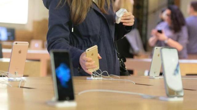 <b>Apple este amendată cu 25 de milioane de euro în Franţa, pentru că a încetinit iPhone-uri, fără a spune clienților</b>Ştiţi probabil deja că Franţa are un dinte împotriva marilor companii americane din zona tech, care nu plătesc chiar toate taxele pe care ar trebui să o facă în Europa. Francezii propuseseră taxa specială