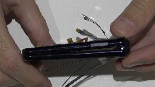 <b>Samsung Galaxy Z Flip ar fi mai uşor decât reparat decât te-ai aştepta; Iată disecţia sa (Video)</b>După ce am aflat de la iFixit că Motorola RAZR 2019 e un coşmar când vine vorba de reparaţii, acum vedem cum stăm cu celălalt pliabil cu clapetă, Samsung Galaxy Z Flip. De această dată el a fost desfăcut nu 