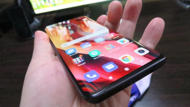 <b>Xiaomi Mi Note 10: OS, UI, aplicaţii - MIUI 11 prins între Android 9 şi Android 10</b>Xiaomi Mi Note 10 rulează Android 9.0 Pie, cu MIUI 11 aplicat peste. Partea interesantă e că nu sunt foarte multe diferenţe între MIUI 11 aplicat peste Android Pie şi cel aplicat peste Android 10. Începem cu un test al securităţii telefonului, punând la..