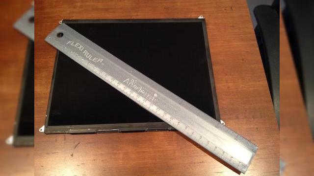 <b>Rezoluția lui iPad 3 Retina Display confirmată: 2048 x 1536; Panoul Retina sub microscop!</b>Cei de la MacRumors au fost destul de norocoși încât să facă rost de un panou de display pentru iPad 3 și să îl analizeze sub microscop. Astfel, ei au putut testa dacă zvonurile cu privire la rezoluția de 2048 x 1536 a acestui ecran Retina este...
