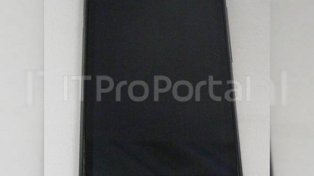 <b>HTC Edge și HTC Ville apar În imagini reale, mai aprope de lansare ca niciodată</b>Deși numele lor s-au schimbat de 2-3 ori în ultima vreme, HTC Edge și Ville sunt ușor de identificat în rândul noilor terminale HTC: primul este un handset quad core, iar al doilea este cel mai subțire model HTC de până acum. HTC Edge este...