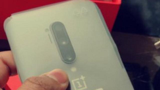 <b>OnePlus 8 Pro apare într-o nouă fotografie hands-on, cu 3 camere în spate + senzor ToF</b>Scăpările lui OnePlus 8 au început încă din toamnă trecută şi au fost bogate în detalii. Culmea e că în 2020 nu am avut aşa multe. Cea mai nouă implica o fotografie hands-on cu OnePlus 8 Pro, al cărui spate îl vedeţi mai jos.