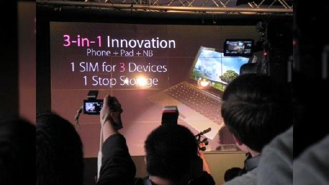 <b>MWC 2012: ASUS Padfone - detalii complete pentru device-ul cu trei fețe</b>Conferința ASUS de la MWC Barcelona 2012 s-a încheiat și desfășurarea o puteți urmări AICI. Mai jos găsiți și detaliile tehnice ce stau la baza unui concept anunțat din 2011. Se poate transforma la nevoie din smartphone în tabletă și din...