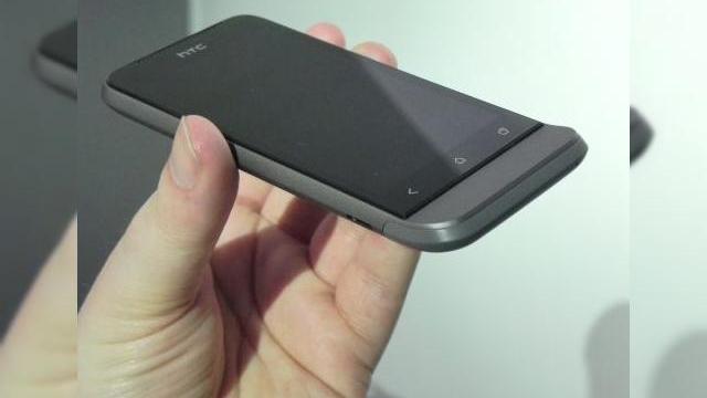 <b>MWC 2012: HTC One V preview - ofertă low end În zona Android 4.0 și un design Legendar (Video)</b>Ați aflat din live blogging-ul Mobilissimo.ro care sunt planurile de viitor ale celor de la HTC și acum avem șansa să aruncăm o privire asupra terminalelor lor. Ați văzut deja în acțiune HTC One X și One S, iar acum este rândul lui HTC One V....