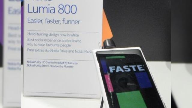 <b>MWC 2012: Hands-on cu Nokia Lumia 800 alb (video)</b>Trimisul nostru special la MWC 2012 s-a jucat și cu Nokia Lumia 800 pe alb. S-a vorbit mult despre el. Designul lui Lumia 800 a fost inaugurat de către Nokia N9, carcasa dintr-o bucată de policarbonat pe negru și acum a ajuns și pe alb. &nbsp;...