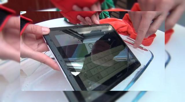 <b>MWC 2012: Experiență hands-on cu tableta Fujitsu Arrows rezistentă la apă (Video)</b>Atunci când spui că o tabletă este rezistentă la apă, te aștepți eventual să o și poți folosi udă, cum se întâmplă cu telefonul Sony Ericsson Xperia Active. în cazul tabletei Fujitsu Arrows, rezistenta la apă înseamnă doar că putem...