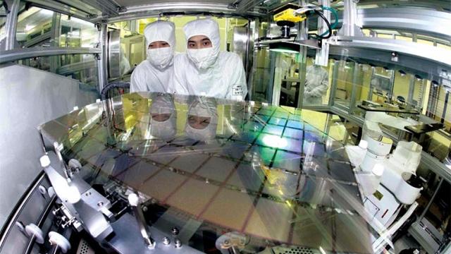 <b>Ecran OLED optimizat pentru 5G? Iată noua găselniță Samsung</b>Poate va suna ciudat sintagma de "ecran OLED optimizat pentru 5G", dar fix asta a anunţat Samsung în această săptămână. Componentele telefoanelor moderne trebuie să se adapteze la această evoluţie tehnologică, inclusiv ecranele. 