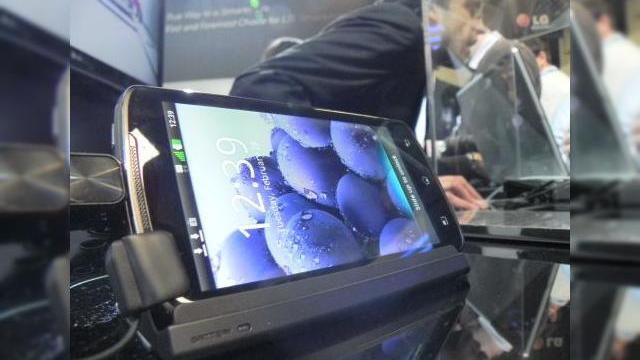 <b>MWC 2012: LG Optimus 4G LTE preview - telefon cu ultra viteza și pentru europeni (Video)</b>Americanii au avut deja parte de telefonul LG Optimus 4G LTE încă din toamna anului trecut și acum handsetul va sosi în Europa în această primăvară, se pare. Până atunci vedem acest handset LTE în acțiune într-un preview realizat de către...