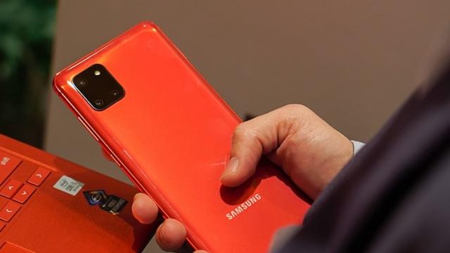 <b>Samsung Galaxy Note 10 Lite a primit o actualizare software, care îmbunătăţeşte camera, cititorul de amprente</b>Samsung Galaxy Note 10 Lite are doar câteva luni pe piaţă şi iată-l primind o actualizare software importantă. Aceasta vine la doar 24 de ore după ce şi Galaxy S10 Lite a primit un update de firmware