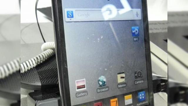 <b>MWC 2012: LG Optimus Vu preview - telefonul cu ecran de 5 inch 4:3 (Video)</b>Rivalul cel mai mare pentru Galaxy Note vine de la LG și poartă numele de LG Optimus Vu. Acesta este un device cu ecran de 5 inch și aspect al ecranului de 4:3, deci un format neobișnuit de terminal. Dotările sale sunt inferioare lui Galaxy Note, dar...