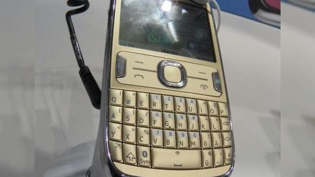 <b>MWC 2012: Nokia Asha 302 Într-un preview detaliat - handset low end cu browser nou, Microsoft Exchange (Video)</b>E deja clar faptul că viitorul Nokia stă în seria Asha și cea Lumia... plus câte un hit Symbian pentru nostalgici. La MWC 2012 au fost anunțate 3 noi telefoane Asha, printre care și Nokia Asha 302, pe care îl puteți vedea filmat mai jos și...