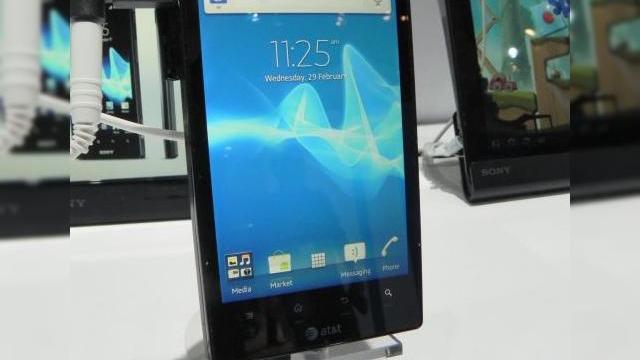 <b>MWC 2012: Sony Xperia Ion, primul telefon LTE al producătorului japonez surprins În acțiune În Barcelona (Video)</b>După ce ne-am ocupat de terminalele cele mai noi de la Huawei, ZTE, HTC și LG, acum aruncăm o privire și asupra celor Sony, cum e cazul lui Xperia Ion. Acesta poate fi considerat un "frate mai mare" pentru Xperia S, deoarece are dotări similare, dar...