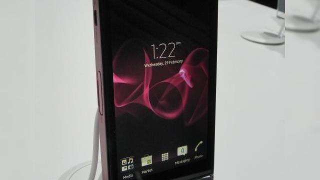 <b>MWC 2012: Sony Xperia P preview - telefon cu bară transparentă și design ușor curbat (Video)</b>La Mobile World Congress 2012 nu pot să spun că Sony ne-a surprins în mod deosebit, deoarece a prezentat doar două noi modele Android midrange. Este vorba despre Xperia U și Xperia P, iar pe acesta din urmă îl analizăm astăzi. Ca și Xperia U și...