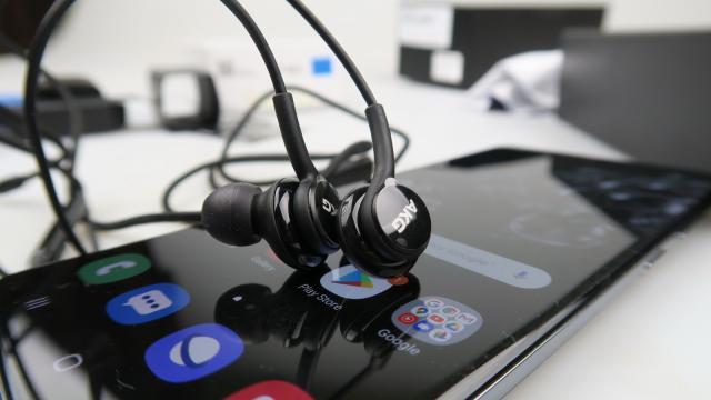 <b>Samsung Galaxy S20 Ultra 5G: Acustică bine calibrată, stereo la posturi, nu foarte gălăgios, dar cu atât mai plăcut</b>De la Galaxy S9 încoace tot avem difuzoare stereo pe terminalele Galaxy S şi în general nu bat recorduri de decibeli, dar oferă sunet satisfăcător la filme şi muzica. Pe S20 Ultra 5G avem difuzoare stereo tunate de AKG şi promisiunea de acustică 32 bit.