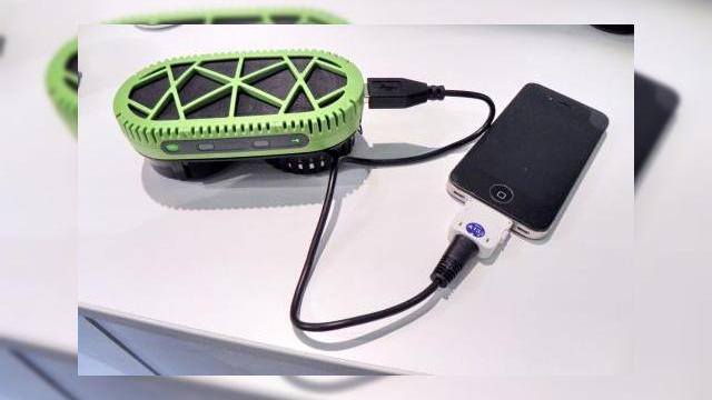 <b>MWC 2012: PowerTrekk - Încărcător telefoane pe bază de hidrogen (video)</b>Zsolt a dat la MWC Barcelona de o soluție inedită și inovatoare pentru încărcarea telefoanelor mobile denumită PowerTrekk. Este și o soluție ecologică - bazată pe apă. Compania ce-l produce este din Suedia. &nbsp; Are un port USB la care poate...