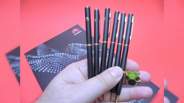 <b>Cadouri MWC 2012 - Azi concurs: 6 pixuri Huawei și un pin Android!</b>Cadouri de la Mobile World Congress 2012 aduse direct de Zsolt Tamassy de la Barcelona pentru cititorii Mobilissimo.ro. Azi avem de dat 6 pixuri Huawei și un pin Android. Le vedeți în fotografia de mai jos: &nbsp; Regulamentul e simplu! Primii 7 care...