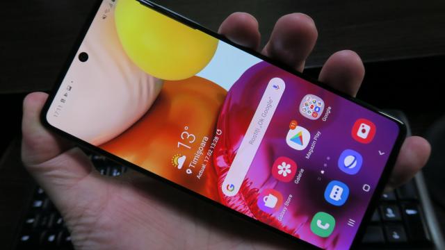 <b>Samsung Galaxy A71: Display mare, luminos, Super AMOLED, excelent</b>Samsung Galaxy A71 reuşeşte să aibă un ecran mai mare decât unele flagship-uri din 2019, dar fără a genera un format urieşesc. Panoul e unul de calitate, un Super AMOLED de 6.7 inch, cu rezoluţie de 2400 x 1080 pixeli şi aspect 20:9, Gorilla Glass