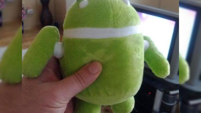 <b>Azi reÎncepem seria de concursuri cu cadouri de la MWC 2012</b>Mulțumim tuturor care n-au urmărit până acum cu relatările de la Mobile World Congress din Barcelona, azi revenim cu seria de concursuri cu cadouri de la MWC 2012. Am prezentat până acum standurile Huawei, Sony, HTC, Nokia, Asus și Motorola,...