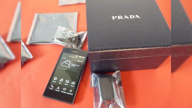 <b>LG Prada Phone 3.0 scos din cutie - unboxing pentru un telefon elegant, cu interfață alb/negru (Video)</b>Mulțumită celor de la Quickmobile.ro a ajuns la noi în teste LG Prada Phone 3.0, al treilea fruct al colaborării dintre producătorul sud-coreean de telefoane și casa de modă Prada. Avem de-a face aici cu un handset Android 2.3 cu design foarte...