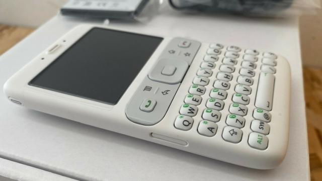 <b>Prototipuri ale primului telefon Android au apărut pe eBay şi costă chiar puţin</b>În general când auzim de primul telefon dintr-o serie lungă, ne gândim că îl vom găsi pe eBay la preţ uriaş. iPhone-uri de prima generaţie sigilate costă multe mii de dolari spre exemplu. Nu la fel stau lucrurile în lumea Android