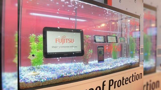 <b>MWC 2012 & premii luminoase azi! Standul Fujitsu - telefoane rezistente la apă și foarte subțiri (Video)</b>Ne apropiem de finalul prezentării de standuri de la MWC 2012, dar seria de premii pe care vi le oferim aici la Mobilissimo.ro continuă, astăzi cu standul Fujitsu de la MWC. Compania asiatică are și ea planuri mari de a cuceri Europa, ca și...